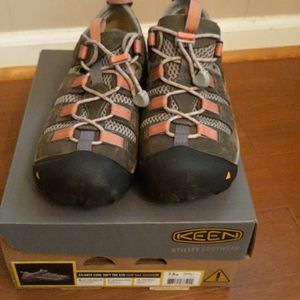 Keen women's shoe